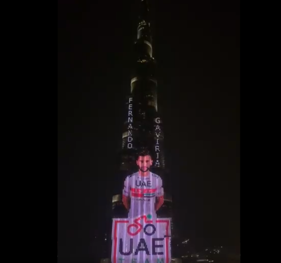 Momento en el que el Burj Khalifa presenta al ciclista colombiano Fernando Gaviria.