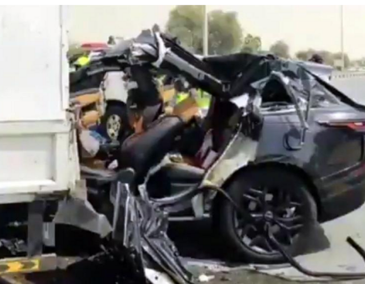 Estado en el que quedó el auto de la joven emiratí tras el choque.