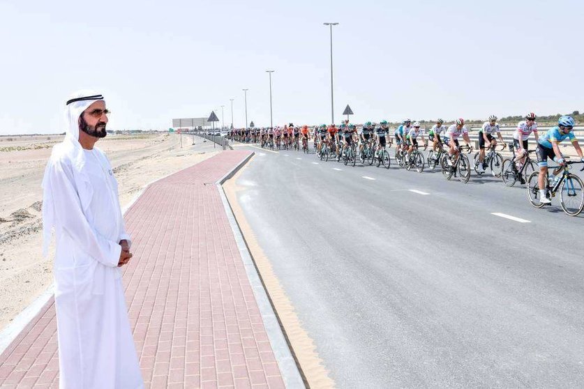 El gobernante de Dubai asiste a la cuarta etapa del Tour de Emiratos.