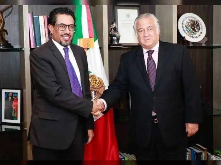 Ahmed Hatem Al Menhali, embajador de los EAU en México, a la izquierda de la imagen y Miguel Torruco Marqués, secretario de Turismo de México.