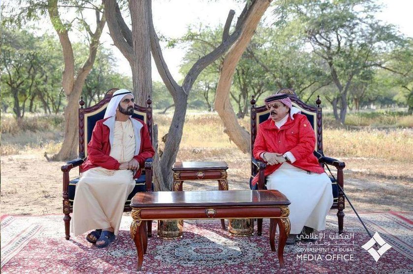 Dubai Media Office difundió esta imagen del gobernante de Dubai junto al rey de Bahréin.