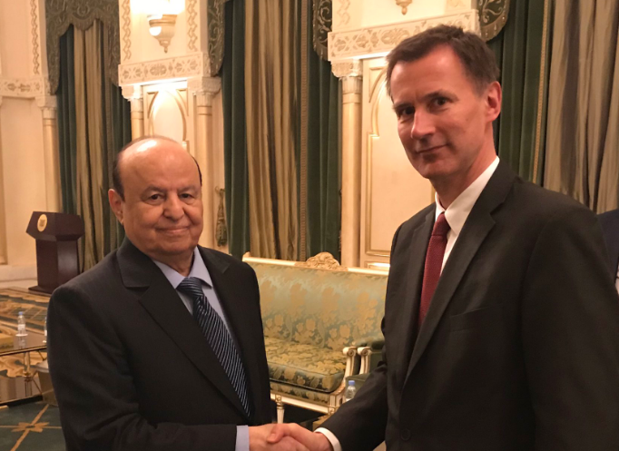 El presidente de Yemen a la izquierda de la imagen saluda al ministro de Exteriores británico en Riad.