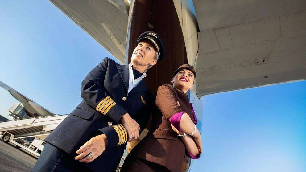  Faela Stevenson y Loredana-Iuliana Lupu forman parte de la primera tripulación exclusivamente femenina de Etihad Airways. (Etihad Airway)