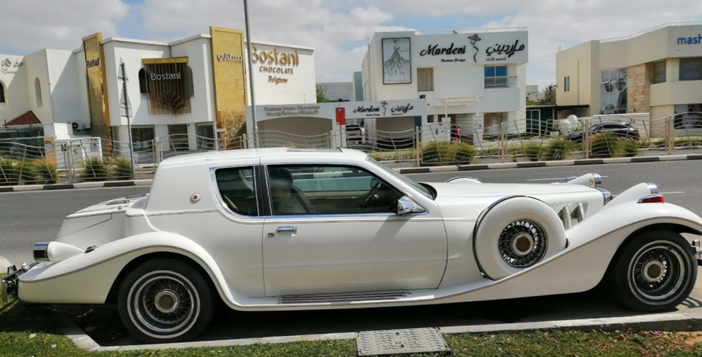 Un modelo de vehículo antiguo en la zona de Jumeirah en Dubai. (EL CORREO)