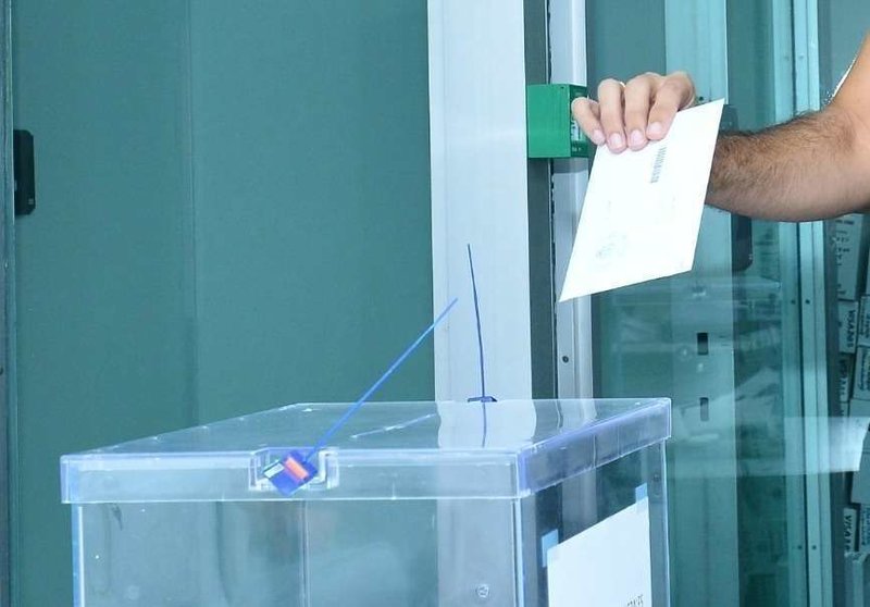 Español introduce su voto en una urna situada en el Embajada de España en Abu Dhabi en 2016. (Manaf K. Abbas)