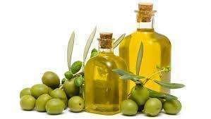 Una imagen de olivas y aceitera.
