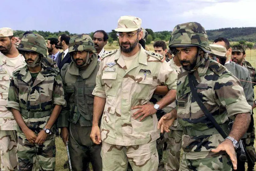 El jeque Mohammed bin Zayed junto a oficiales de EAU en una sesión de entrenamiento en Canjuers, en el sur de Francia, antes de ir a Kosovo para unirse a las fuerzas dirigidas por la OTAN en 1999. (AFP)