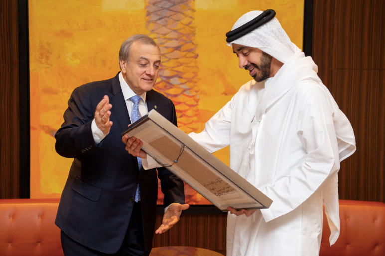 El embajador Nelson Chabén intercambia regalos con el ministro de Asuntos Exteriores emiratí, Abdullah bin Zayed. (Cedida)