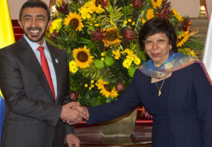 El ministro de Exteriores de EAU y la viceministra de Exteriores colombiana tras la firma del acuerdo.