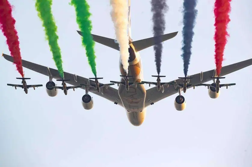 Un avión sobrevuela el cielo de Emiratos Árabes.