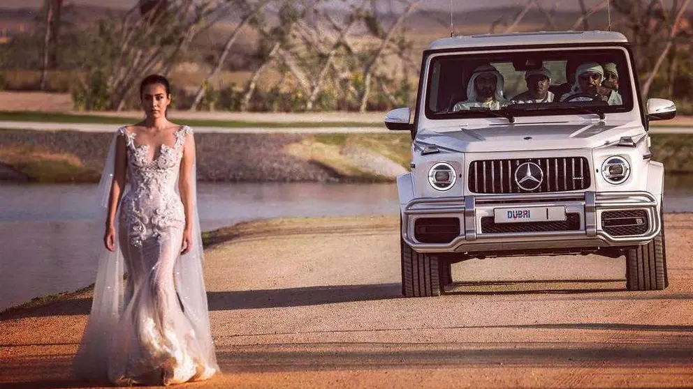 El jeque Mohammed llega en su automóvil a la boda en el lago de Al Qudra.