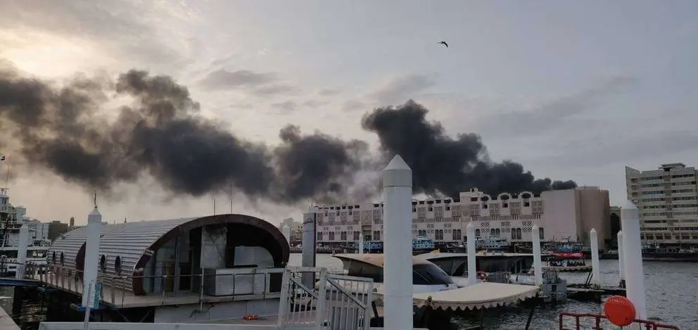 Incendio en Dubai Creek. (@thepriyank, Twitter)