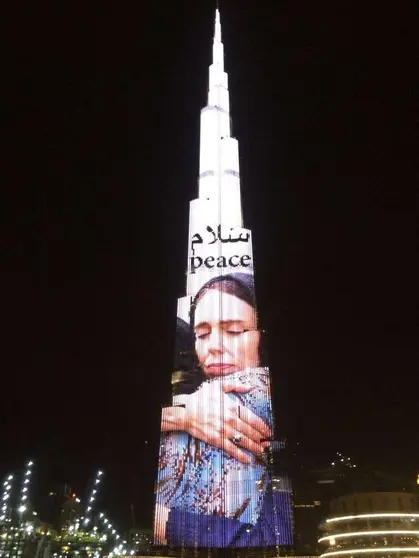 El Burj Khalifa, iluminado con la foto de Jacinda Ardern.