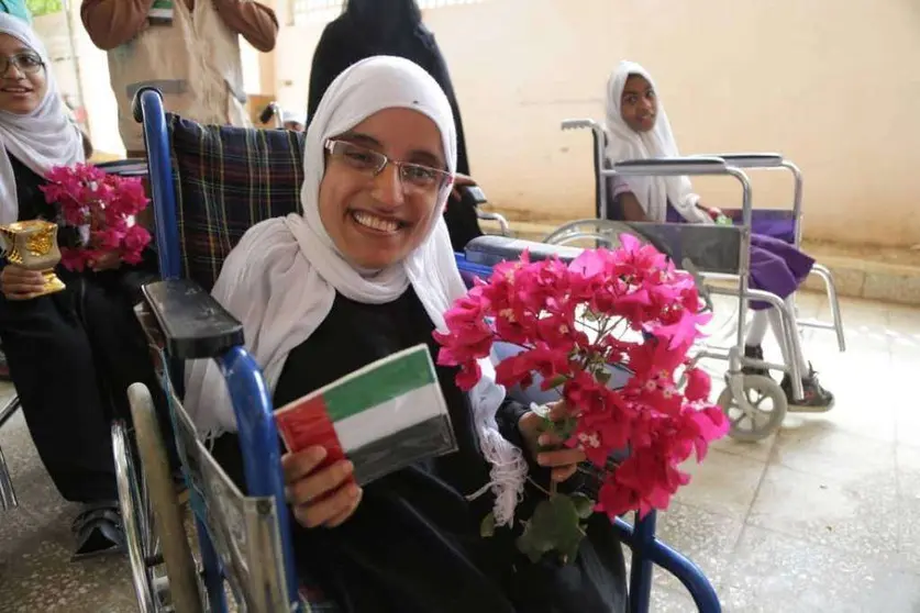 Una de las personas que ha recibido la visita de la Media Luna Roja en Mukalla. (WAM)