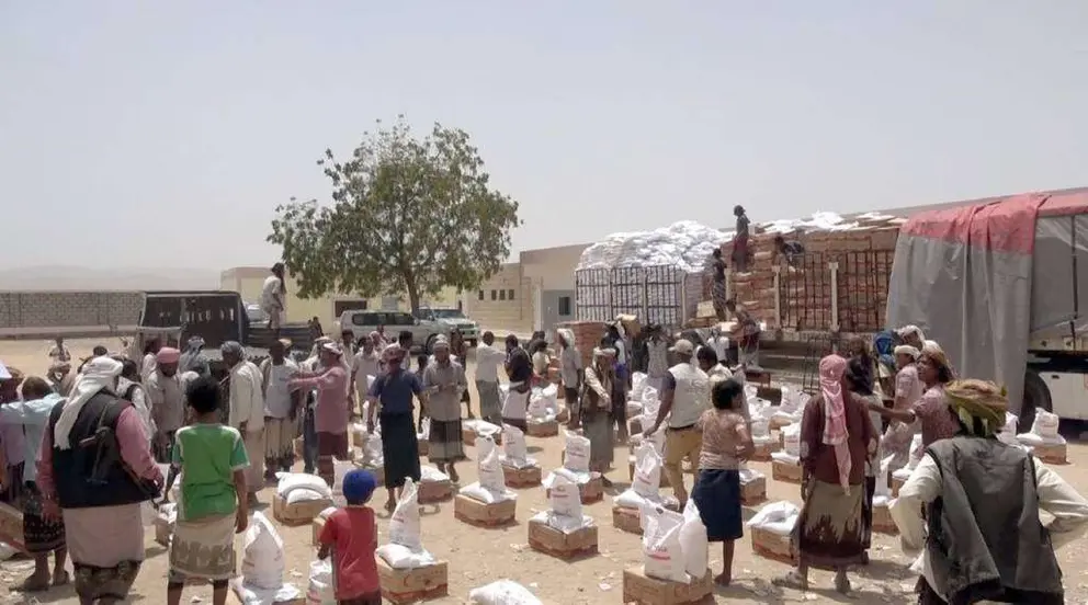 Entrega de ayuda humanitaria en Al Mahfad.(WAM)