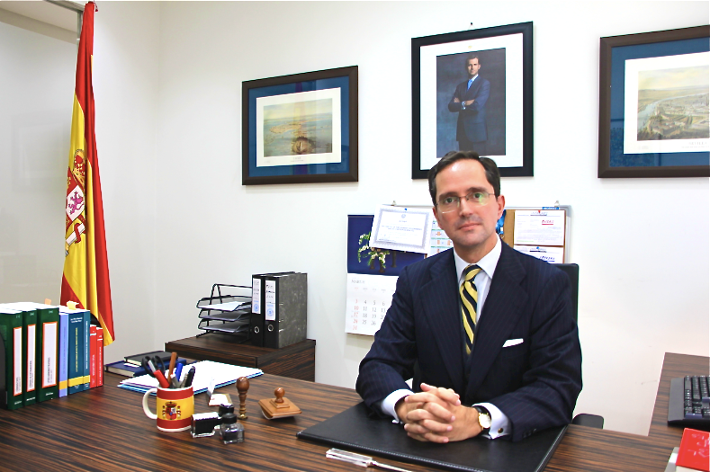Emilio Contreras en su despacho en la Embajada de Abu Dhabi. (ELCORREO)
