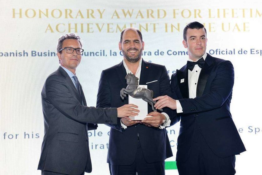Arturo Manso recibe el premio de la mano del embajador de España y el presidente del SBC. (Manaf K.Abbas)