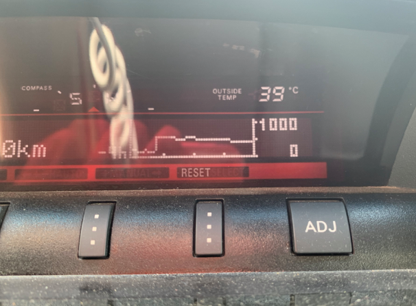 El termómetro de un coche marca hoy 39 grados. 