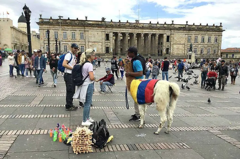 Ambiente en la plaza de Bolívar en Bogotá durante la mañana del domingo. (R. Pérez / EL CORREO)