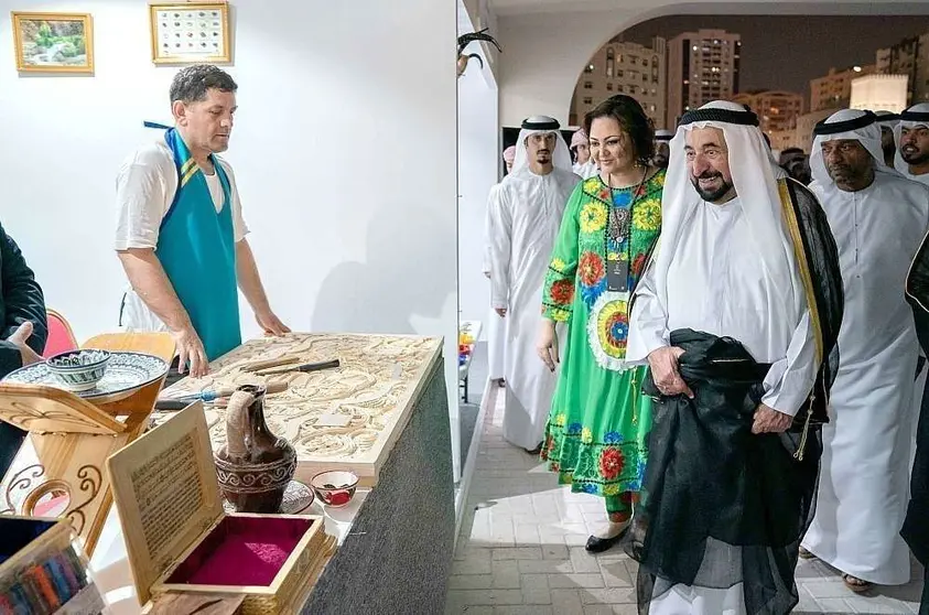 El jeque de Sharjah, durante el recorrido con protagonizó por los expositores de la muestra. (WAM)