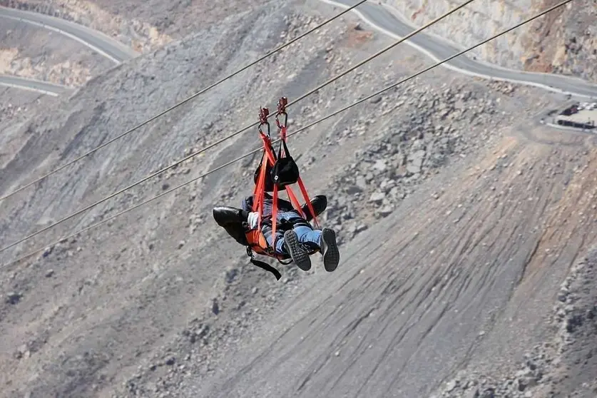 A toda velocidad por el cable suspendido en el vacío en Jebel Jais. (EL CORREO)