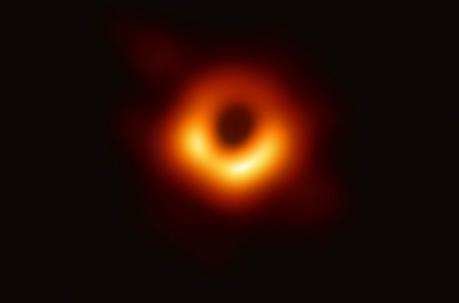 Imagen de un anillo con una mitad más luminosa que la otra que corresponde al agujero negro supermasivo ubicado en el centro de la galaxia M87. (EFE)