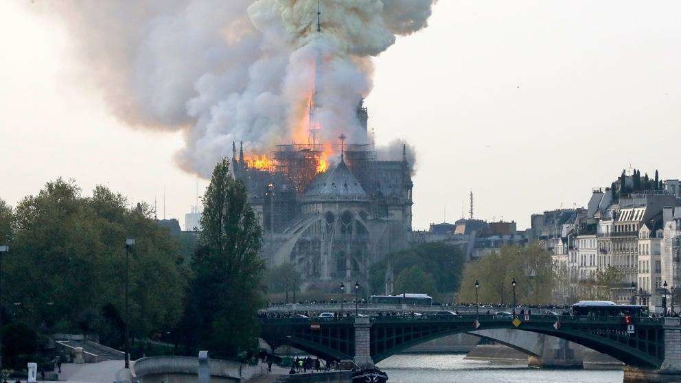 Las llamas cubren la parte superior de la catedral de Notre Dame, en París. (AFP)