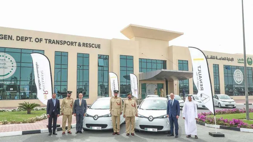 Oficiales de Policía de Dubai junto a la flota ecológica.