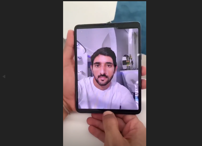 El jeque Hamdan se toma un selfie con el nuevo teléfono de Samsung