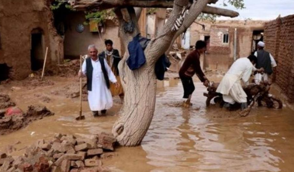 Iraníes afectados por las inundaciones.
