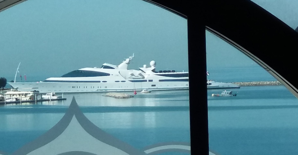 El lujoso yate Yas atracado en el puerto del hotel Emirates Palace. (EL CORREO)
