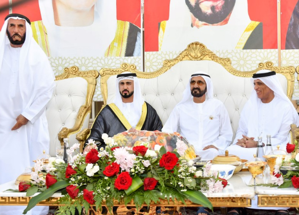 Los gobernantes de Dubai y Ras Al Khaimah durante la ceremonia de la boda.