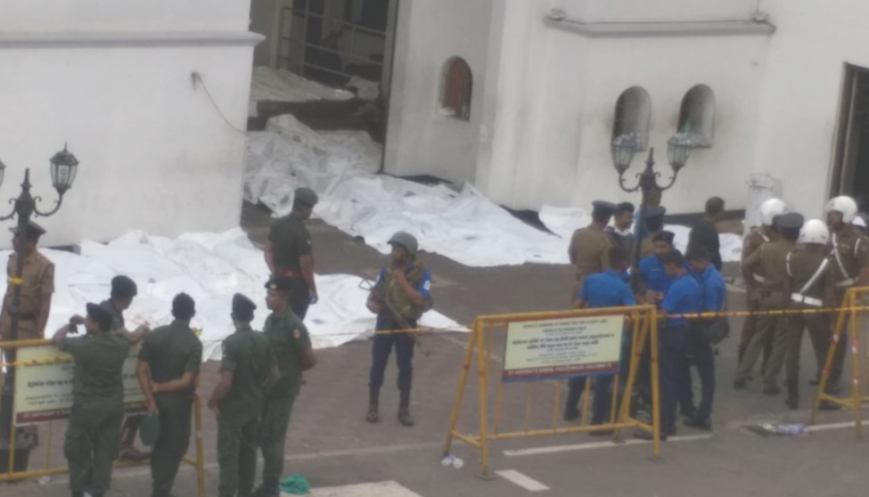Cadáveres en una de las iglesias atacadas en Colombo. (Reuters)