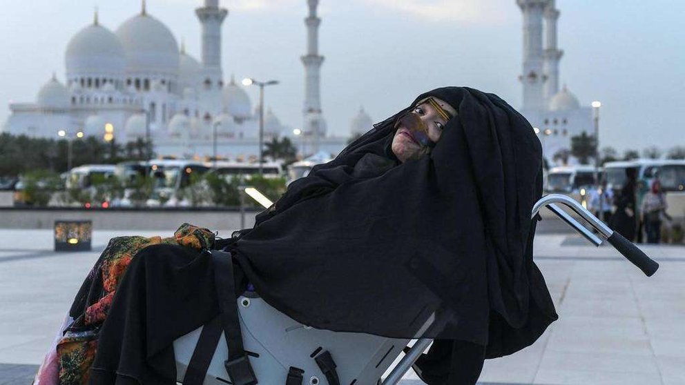 Munira Abdulla ante la Gran Mezquita de Abu Dhabi. (The National)