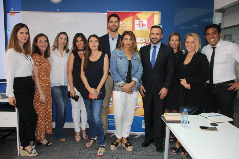 Foto de grupo de los participantes en el Día Internacional del Libro de la UCAM Dubai. (ELCORREO)