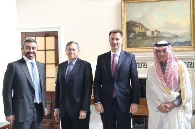 El ministro de Asuntos Exteriores de EAU junto con representantes de Arabia Saudita, Reino Unido y Estados Unidos durante la reunión sobre la situación en Yemen. 