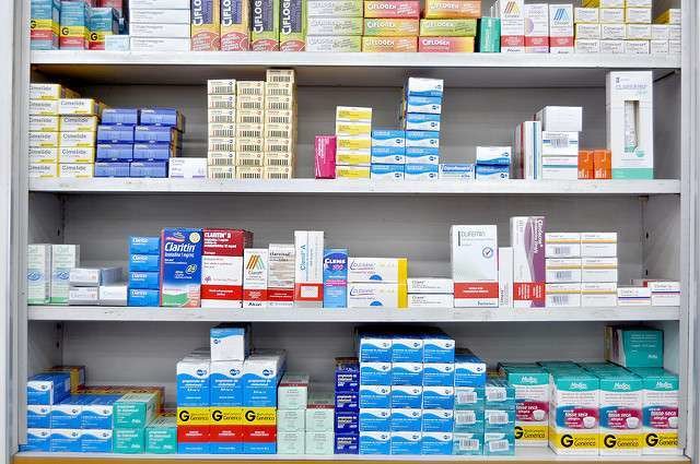 Una imagen de estantes con medicamentos.