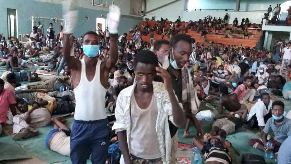 Los emigrantes africanos en un campo de fútbol en Adén.