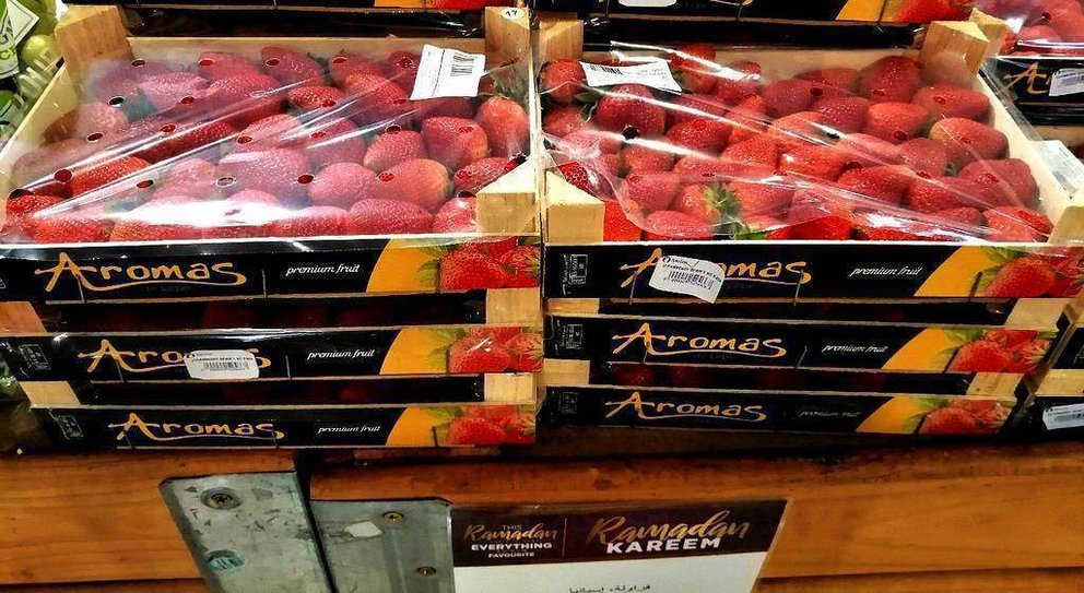 Los fresones de Huelva están disponibles en los estantes de los supermercados de Dubai para felicitar el Ramadán. (EL CORREO)