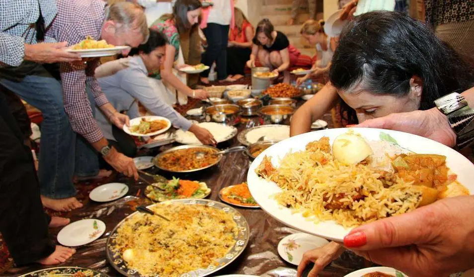 Turistas participan en un iftar tradicional durante Ramadán en la zona del viejo Dubai. (R. Pérez)