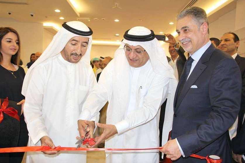 De izquierda a derecha el jeque Butti bin Maktoum, de la familia real de Dubai, Hamaid Mohammad Al Qatamy y Hani Sakla cortan la cinta. (ELCORREO)