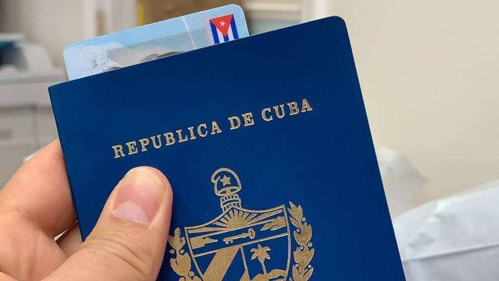 En la imagen de El Nuevo Herald, un pasaporte de Cuba.