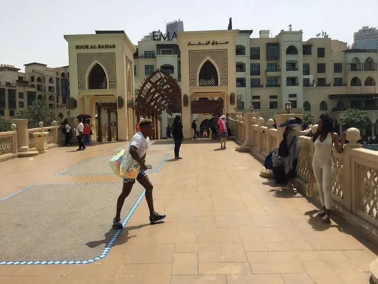 Visitantes en el puente de acceso a Souk al Bahar en Dubai. (EL CORREO)