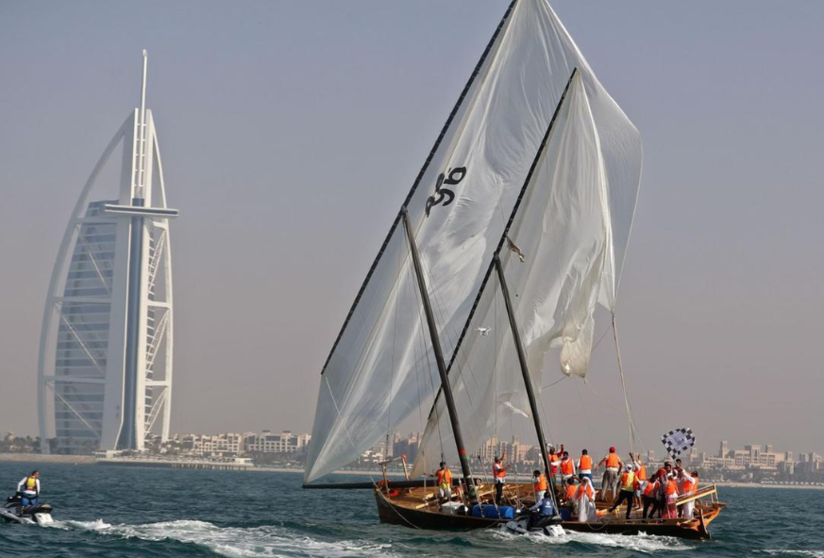 El velero 96 propiedad del jeque Hamdan ganó la regata. (AFP)