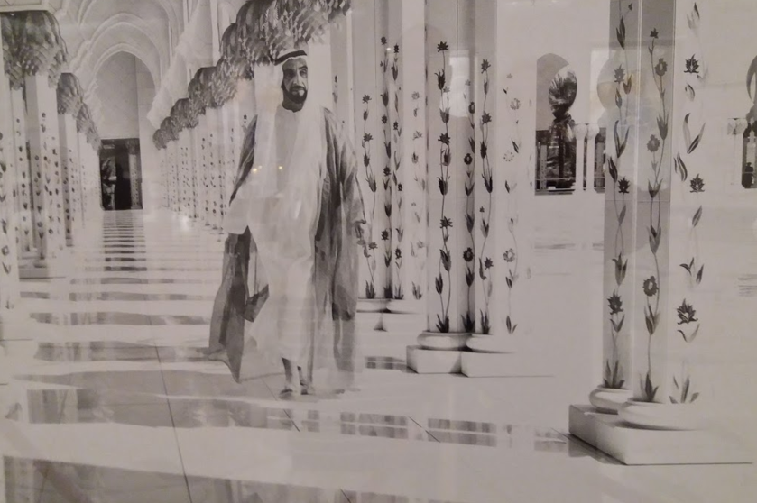 Imagen del fundador de EAU en la Gran Mezquita de Abu Dhabi. (EL CORREO)