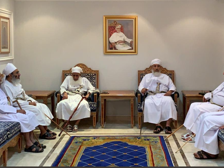 Sheikh Ahmed bin Hamad al-Khalili, muftí general de sultanato de Omán junto a otros religiosos.