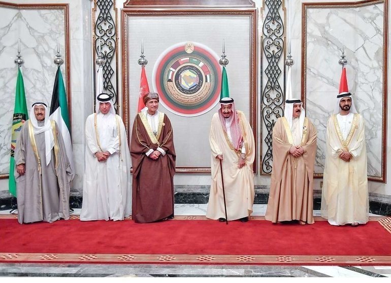 Foto de familia de los líderes del Consejo de Cooperación de Golfo durante la cumbre que se celebra en Riad. (EL CORREO)