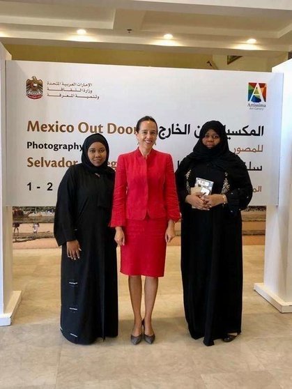 En el centro de la imagen la embajadora de México en EAU, Francisca Méndez, durante la exposición en Umm Al Quwain.