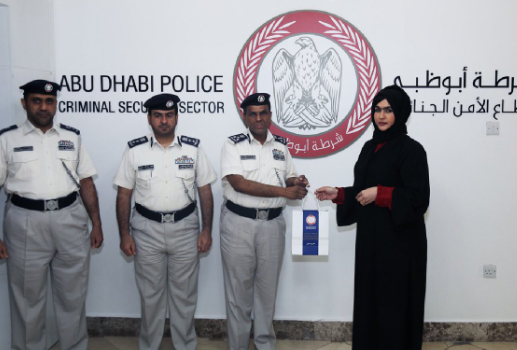 La Policía de Abu Dhabi entregó un obsequio a una de las hermanas por su honestidad.