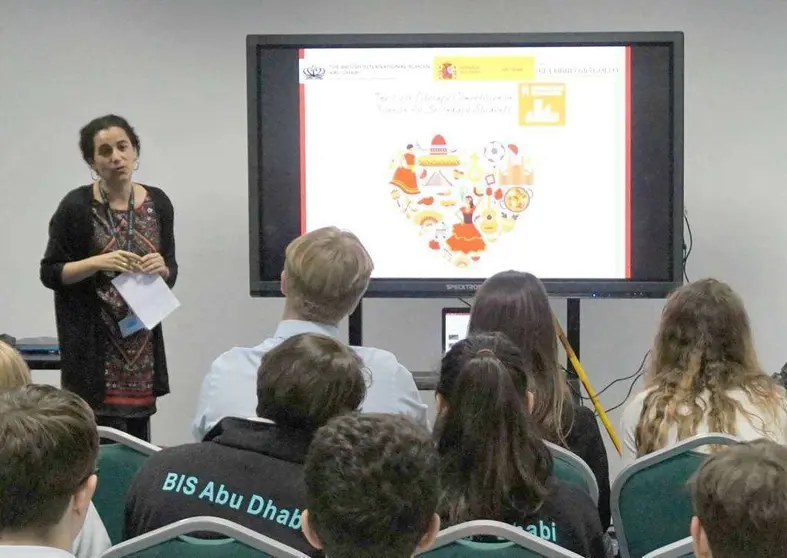 Esther Rubio, profesora de español del BIS Abu Dhabi, durante la entrega de premios del concurso. (Marta del Olmo / EL CORREO)